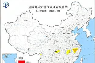 素质呢？球迷边喊梅西边扔水瓶，C罗险被击中？队友惨遭砸头